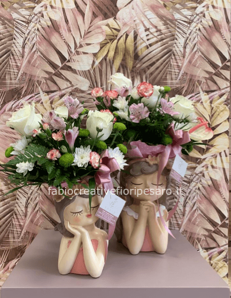 Composizione Floreale su Vaso “Testa di Ragazza” – Eleganza e Creatività 🌸💁♀️