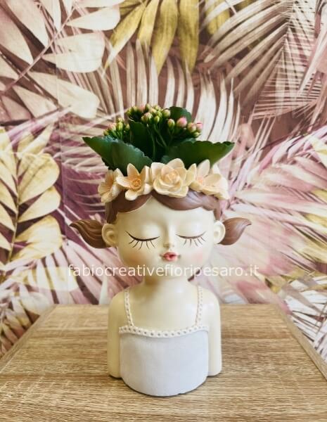 Vaso “Testa di Ragazza” con Pianta di Kalanchoe – Stile e Colore in un’Unica Decorazione 🌸🪴
