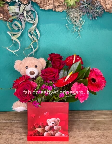 ❤️ Flower Box romantica con peluche – Dolcezza che fa innamorare 🐻✨