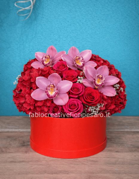 Flower box con ortensie rosse, rose fuxia e orchidee Cymbidium – Colore, carattere ed eleganza 🌺🌸